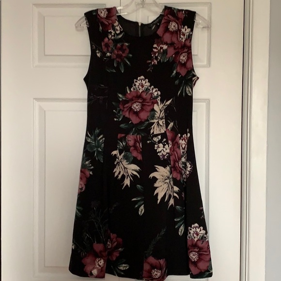 Dynamite sleeveless flowered dress - Picture 1 of 5